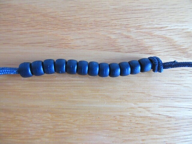 ビーズをスライドさせて洗濯物を固定する