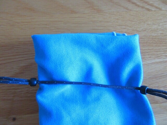 輪っかの中に干したい洗濯物を入れて固定する