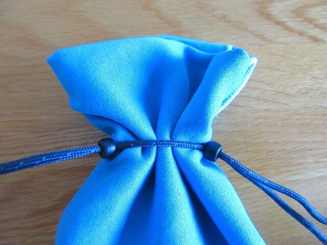 ビーズをズラして絞ると洗濯物が固定され風で飛ばされない