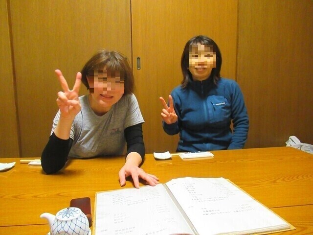 港鮨のお座敷で食事をする女性客