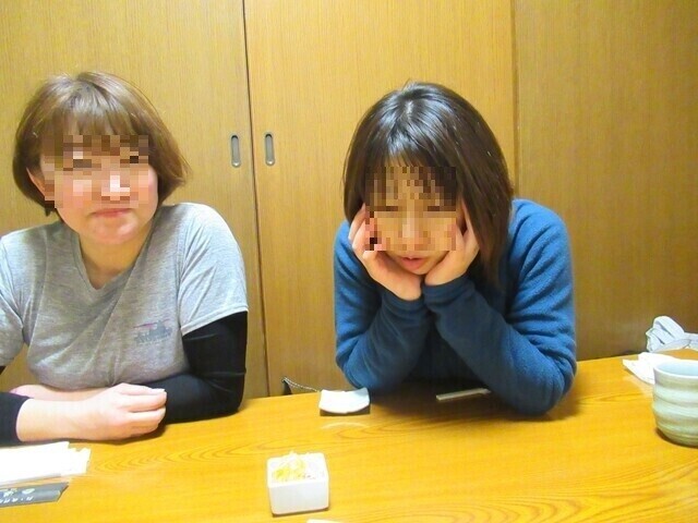 大島港鮨の料理を待つ女性客