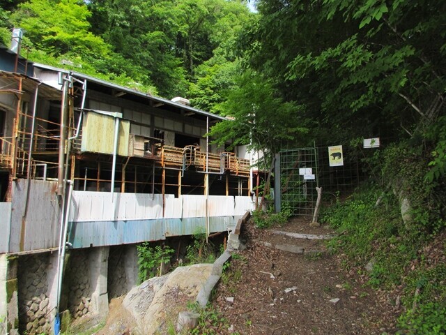 長澤橋付近の羅漢寺山(弥三郎岳)登山口