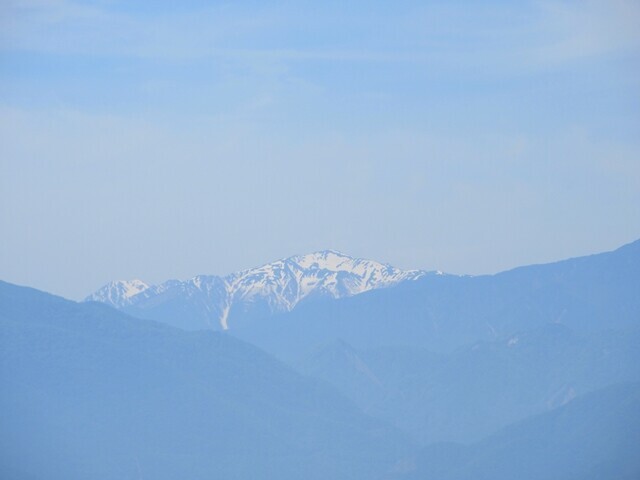 白山展望台からの残雪の塩見岳の景色