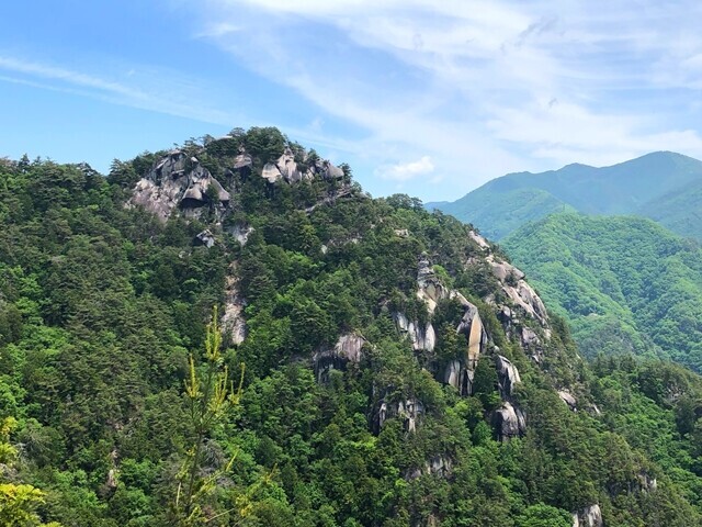 白砂山の山頂からの羅漢寺山の景色