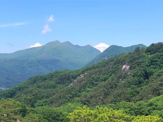 白砂山の山頂から茅ヶ岳等の眺め