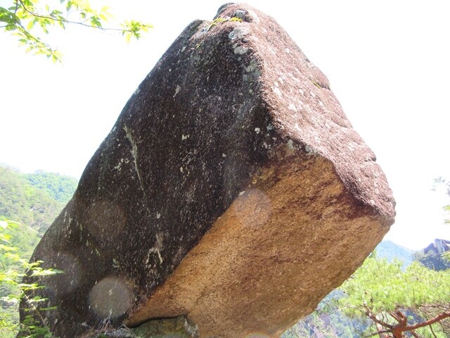 仙娥滝廃道ルートの巨石群