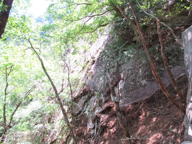 昇仙峡を目指して廃道を進んでいる様子