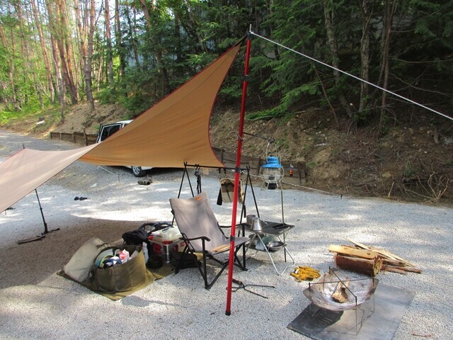 昇仙峡オートキャンプ場でテントを設営している様子
