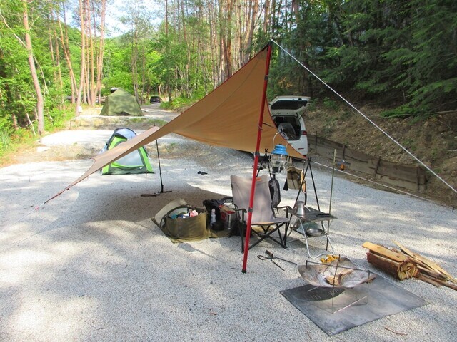 山岳用テントとタープを設営