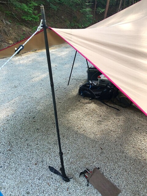 タープのポールを忘れてしまい登山用ストックで代用の様子