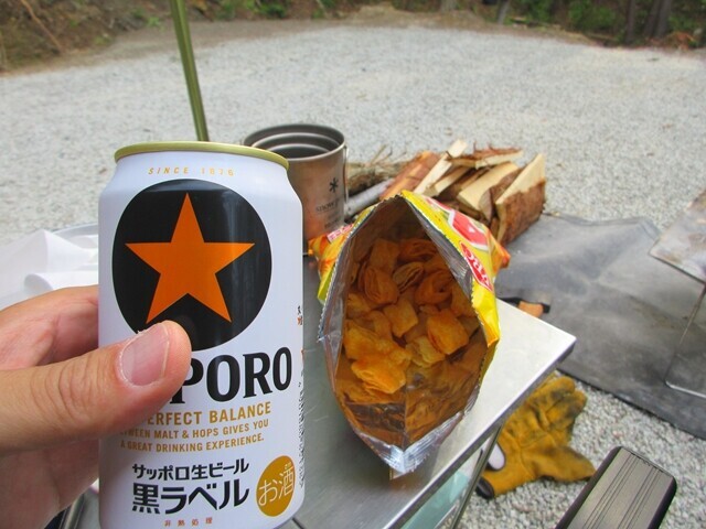 昇仙峡オートキャンプ場でビールを飲んでいる様子