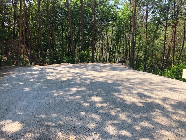 予約したキャンプ場のサイトで洗濯物を干す準備