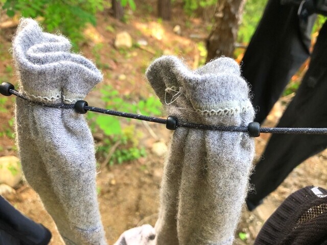 シートゥサミットクローズラインを使って洗濯物を固定させて干している様子