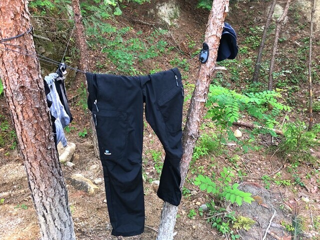 シートゥーサミットクローズラインを使ってズボンを干している状態