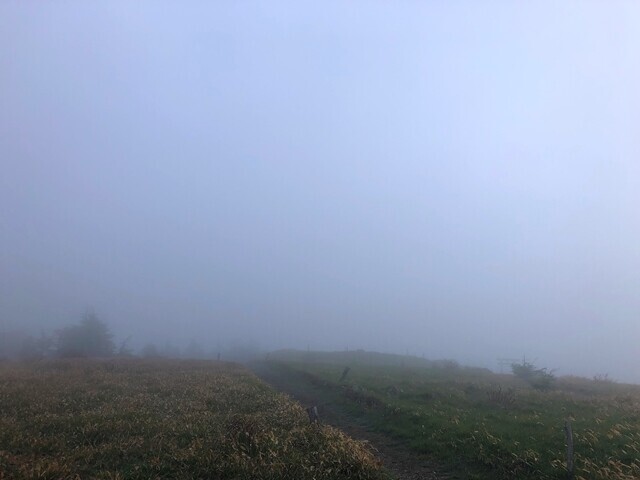 鉢伏山の山頂から二ツ山を目指してスタートの様子