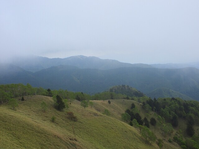 三峰山から和田峠方面の稜線の景色