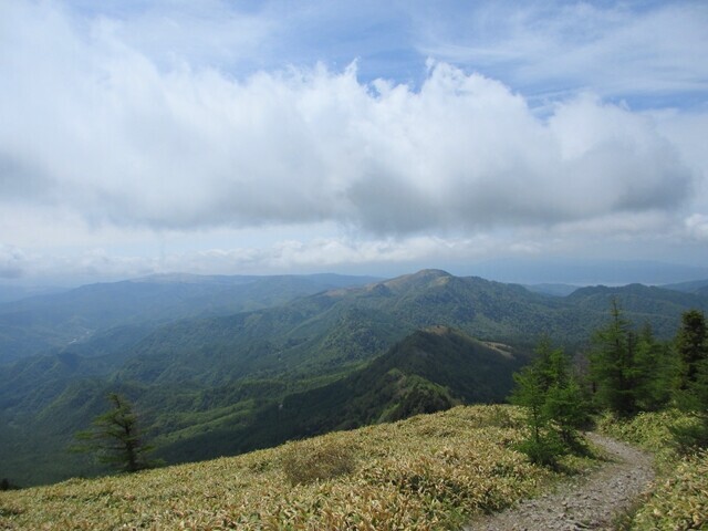 茶臼山への登山ルートから振り返っての三峰山、鉢伏山方面景色