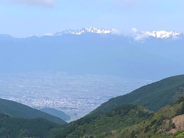 北アルプスの眼下に広がるのは松本市