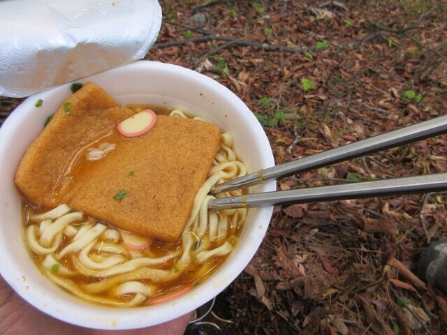 キャプテンスタッグ登山用箸でうどんを食べている様子をレビュー