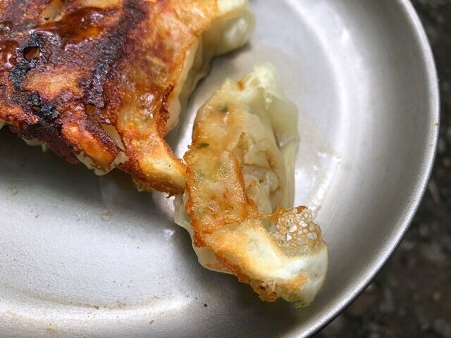 餃子を食べる時にキャプテンスタッグ登山用箸を使用した