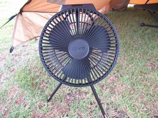 キャンプの暑さ対策にクレイモア扇風機V1040を使っている様子