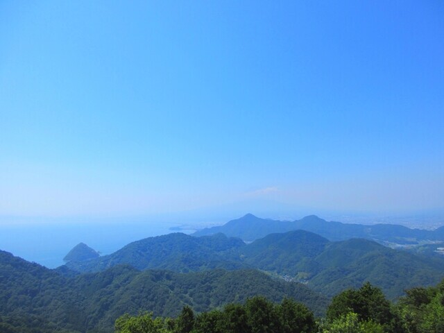葛城山山頂ロープウェイ駅からの駿河湾と富士山景色