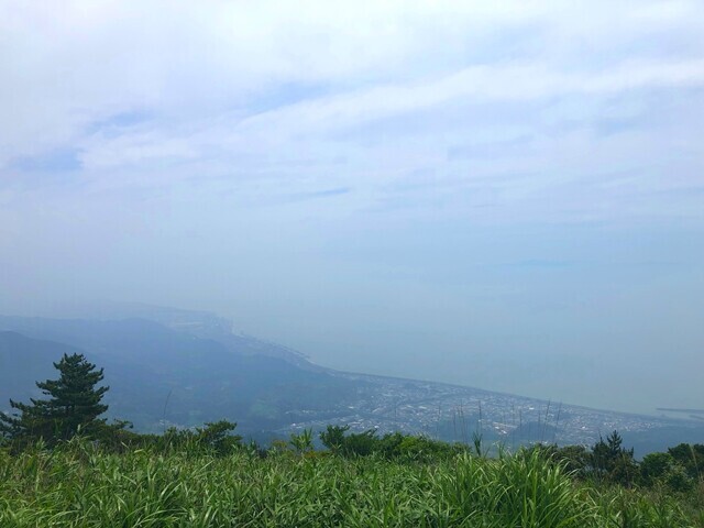 浜石岳頂上の眼下には駿河湾と由比の海岸景色