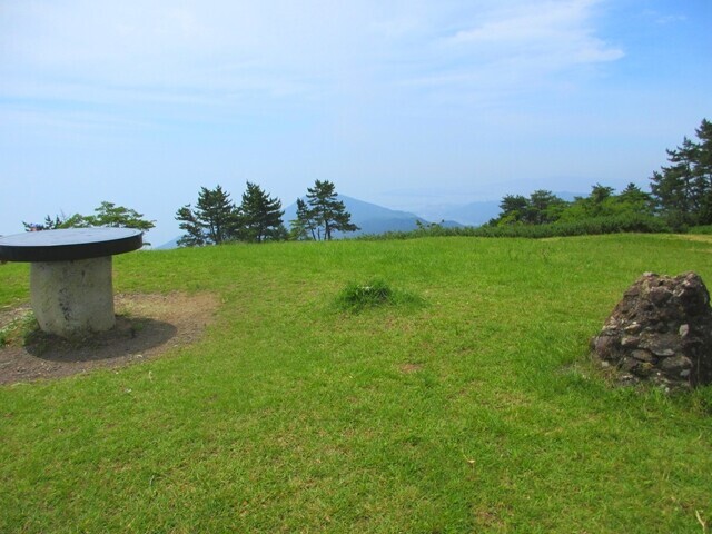 浜石岳の山頂は広く休憩するのに最適な様子