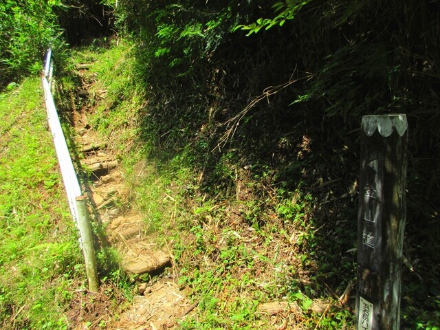 興津駅側の浜石岳の山頂への登山口