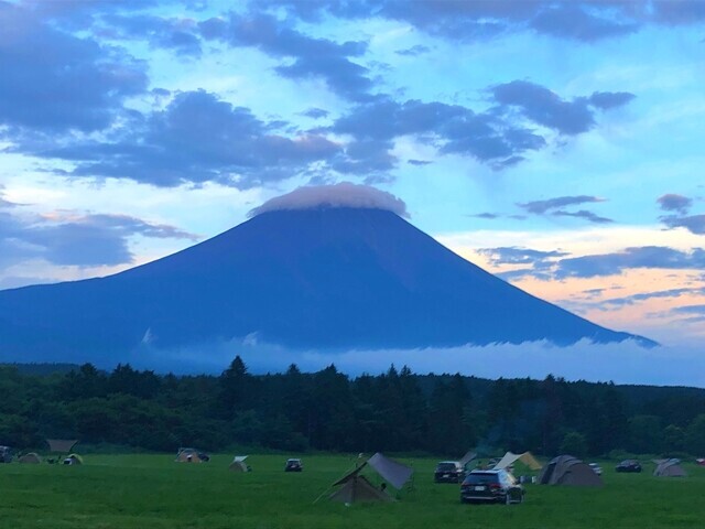 ふもとっぱらキャンプ場の日没前後の富士山の景色
