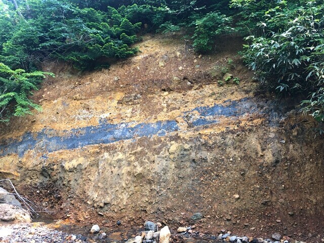 岩手山の噴火がしのばれる断層と地層の写真