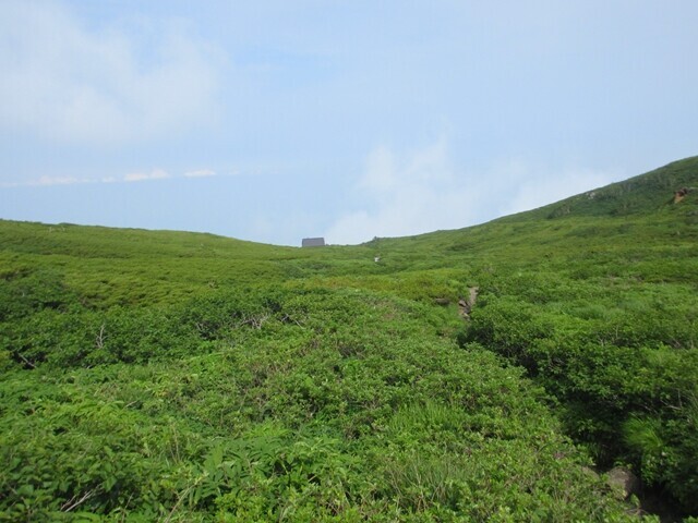 八合目避難小屋を遠望の様子