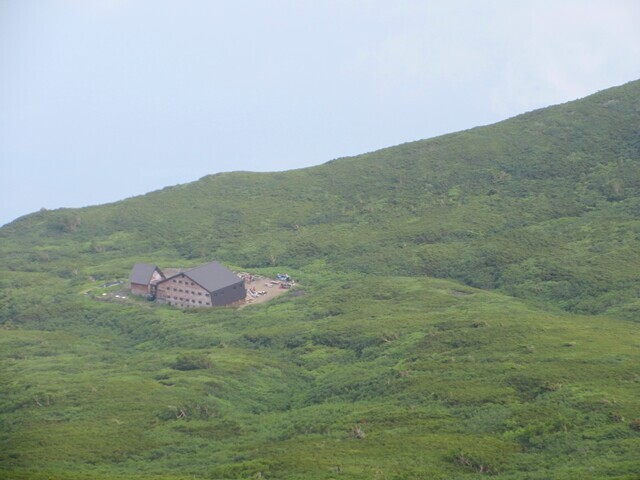 岩手山登山中に今宵のお宿である岩手山八合目避難小屋が見えてきた