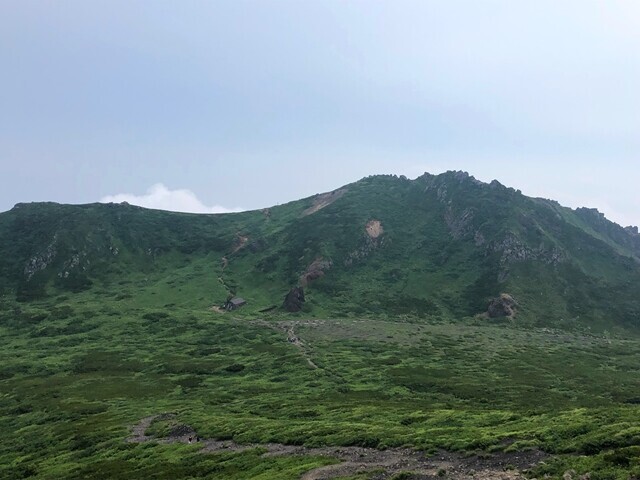 岩手山登山中の鬼ヶ城の景色