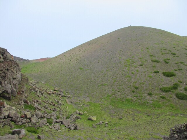 岩手山お鉢巡りルート上の偽ピーク