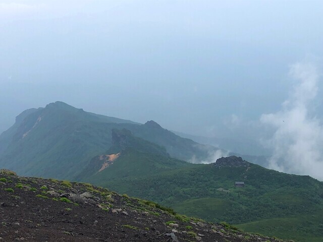 岩手山の山頂から見る鬼ヶ城の景色