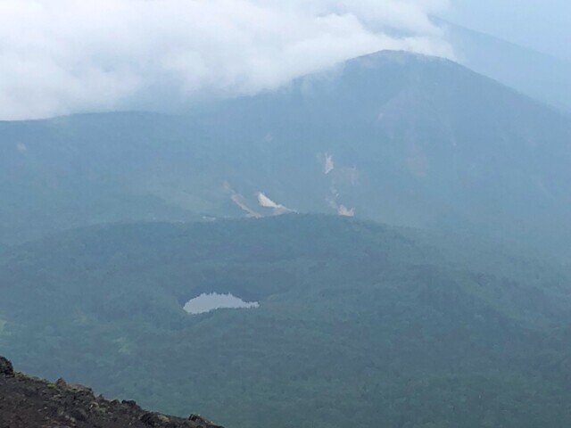岩手山の山頂から御苗代湖の景色