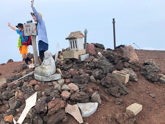 岩手山登頂を喜んでいる登山者