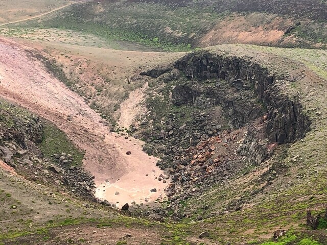 岩手山の火口の迫力