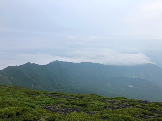 岩手山の火口付近から見る鬼ヶ城の景色と雲海