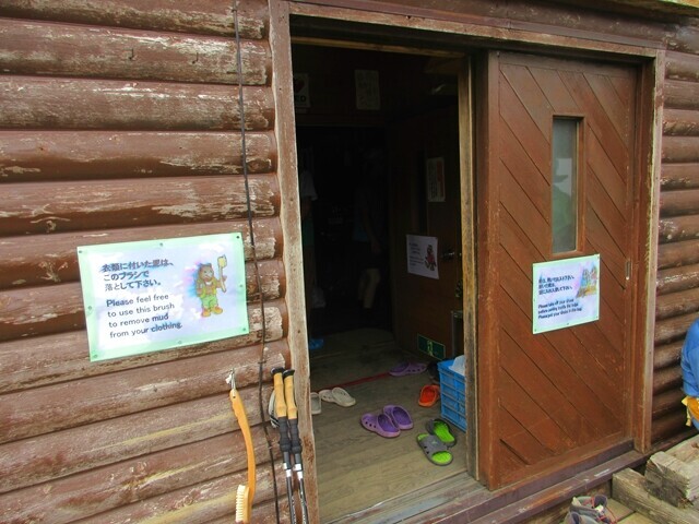 岩手山八合目避難小屋の入口