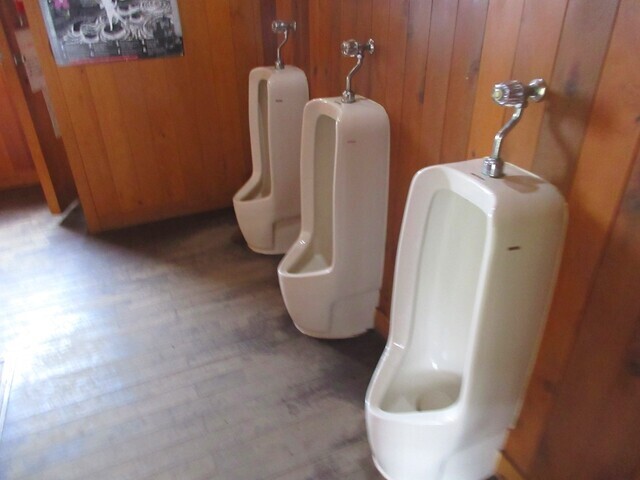 岩手山八合目避難小屋のトイレの内部の様子