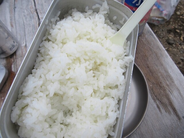 岩手山八合目避難小屋でメスティンで炊飯の様子