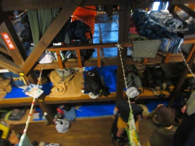 岩手山八合目避難小屋の内部の様子と寝床