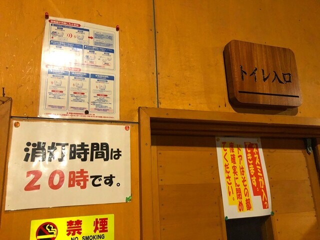 岩手山八合目避難小屋の内部からトイレの扉