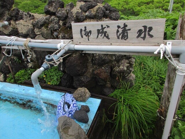 岩手山八合目避難小屋の御成清水と名前が付いた水場