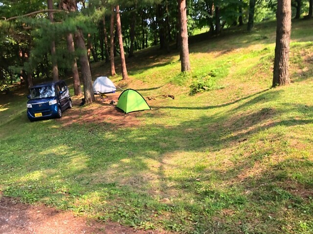 姫神山一本杉園地キャンプ場のサイトに幕営している様子