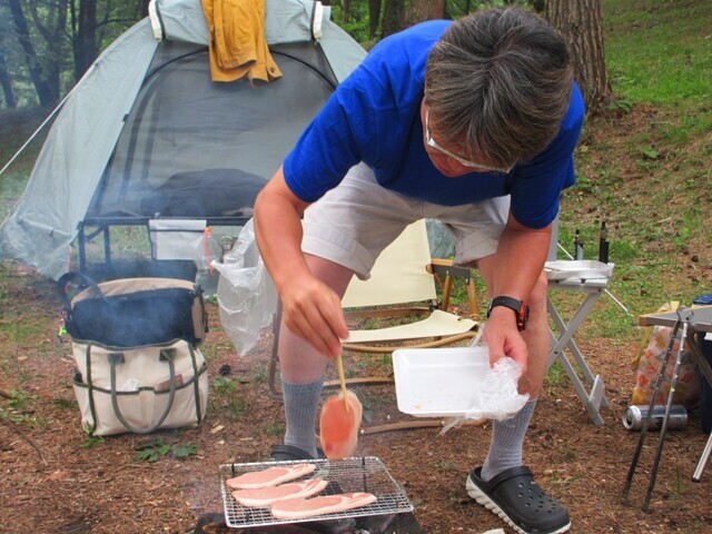 キャンプ料理を始めたキャンパーの様子