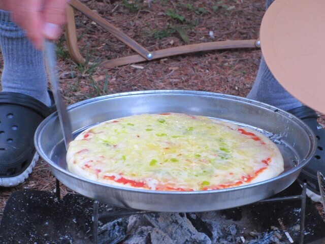 姫神山一本杉園地キャンプ場でピザ料理作り