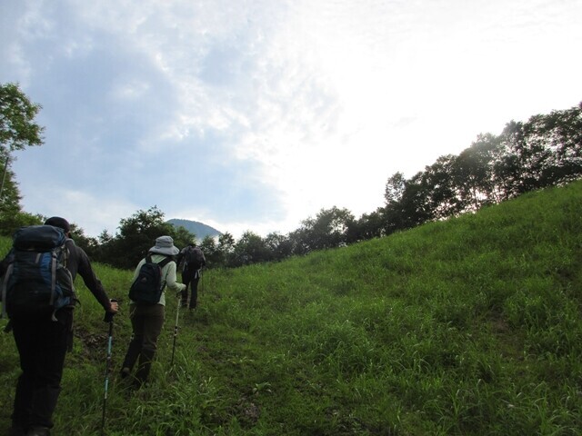 乗鞍岳を目指して平湯尾根を進んでいる様子
